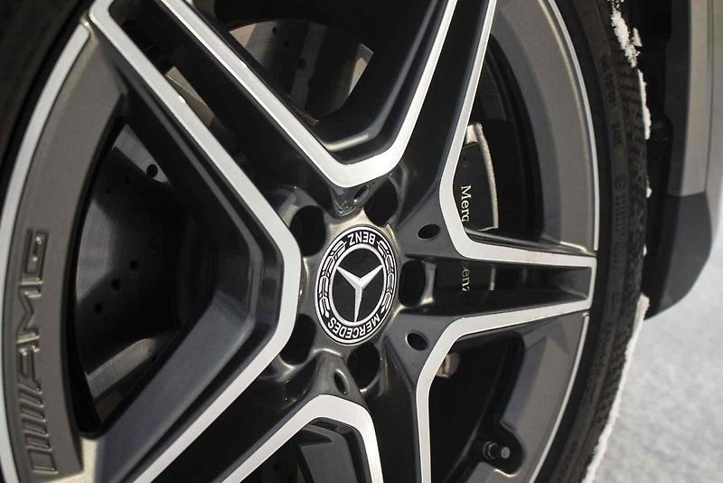 GLA s hybridem do zásuvky je ideální volbou do města a okolí.
