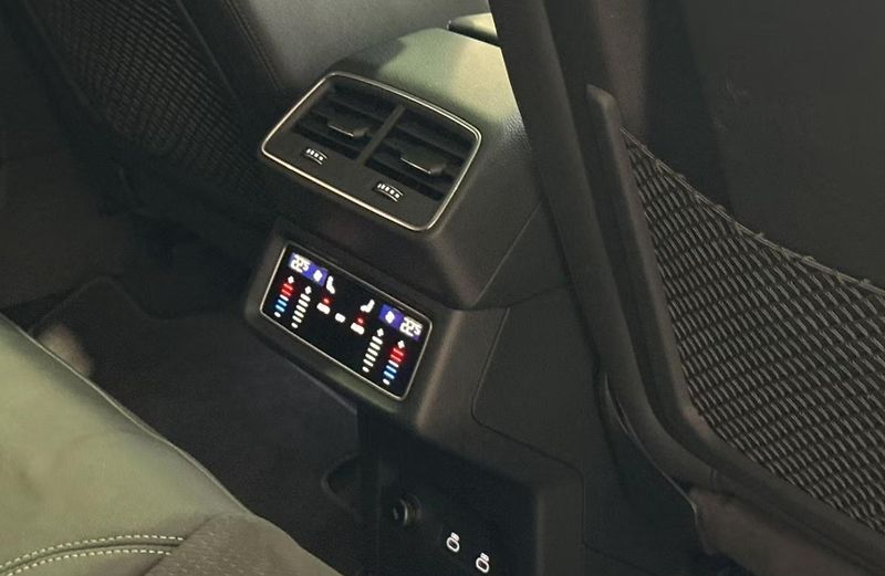 Audi Q8 e-tron 55 Q SoH 97% 360k Pano Vzduch - fotka 30 z 38