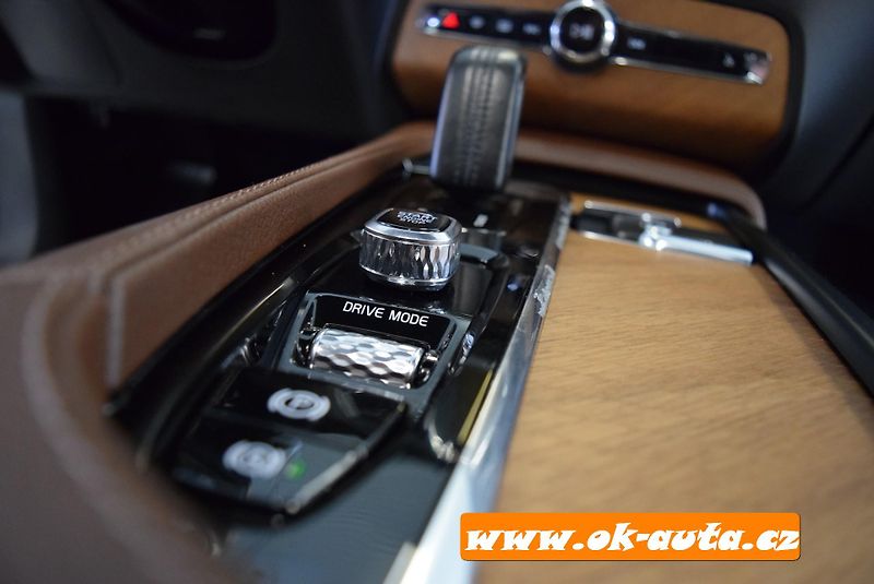 Volvo XC90 2.0 B5 AWD 7 MÍST KAMERA 360°  - fotka 46 z 71