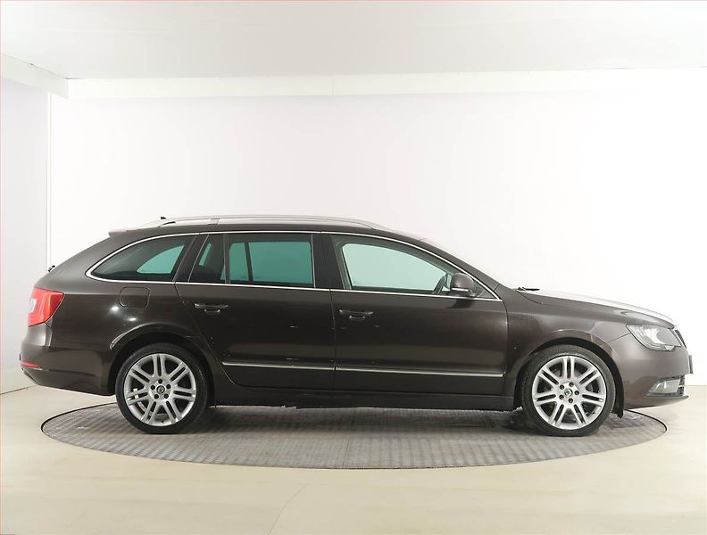 Škoda Superb (2014) 2.0 TDI, Navi, Xenony - fotka 6 z 26