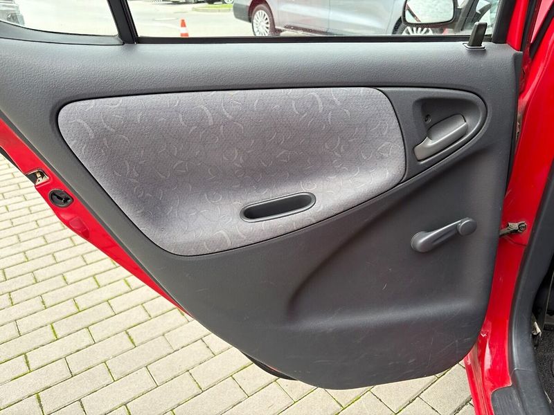 Toyota Yaris 1.0 Terra - fotka 10 z 14