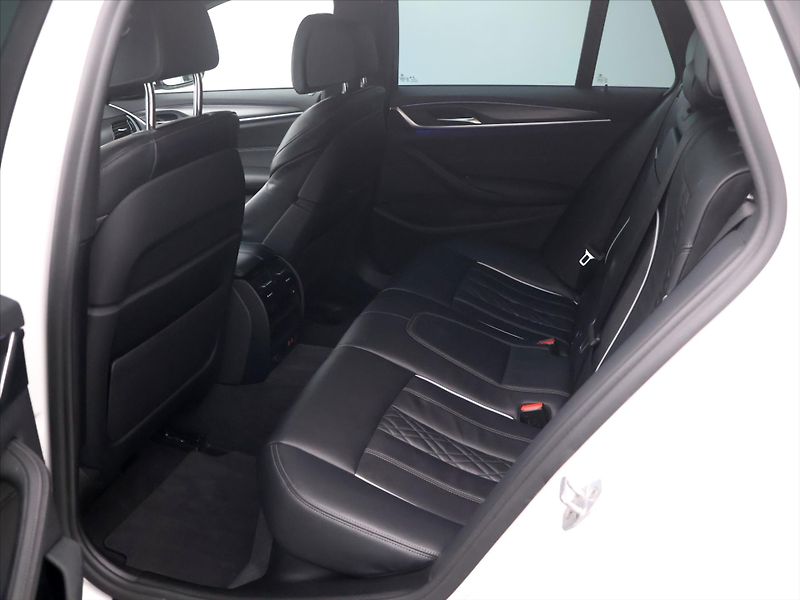 BMW Řada 5 3.0 540d 250kW xDrive CZ DPH - fotka 15 z 44