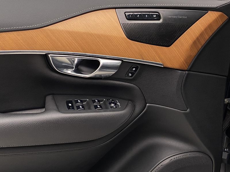 Volvo XC90 B5 AWD INSCRIPTION REZERVACE - fotka 28 z 46