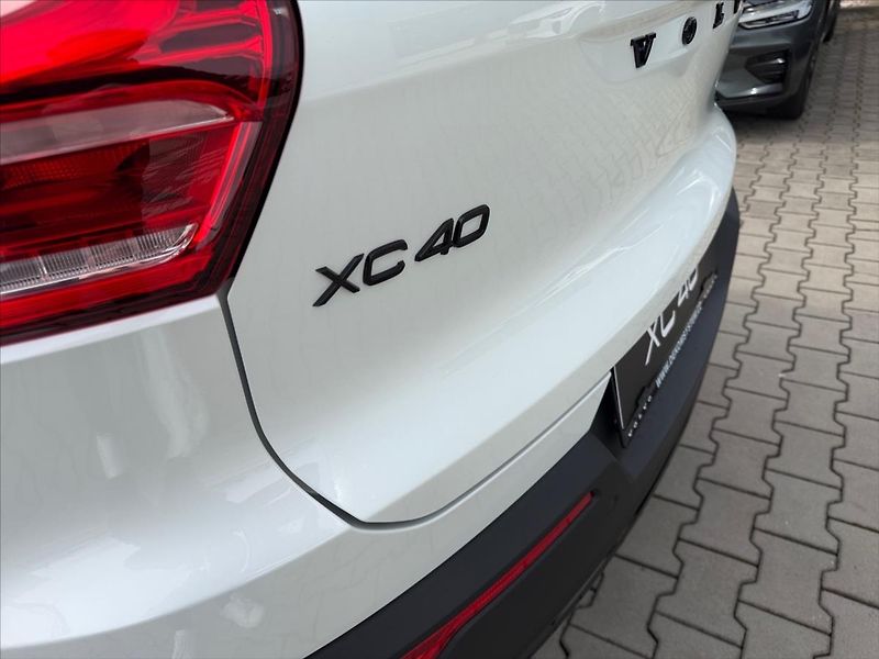 Volvo XC40 2,0 Plus B3 Black Edition 3760 - fotka 14 z 14