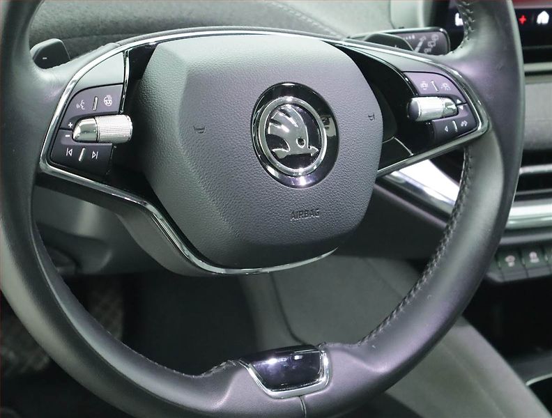 Škoda Enyaq (2021) Suite iV 80 (82 kWh), SoH 93% - fotka 17 z 23