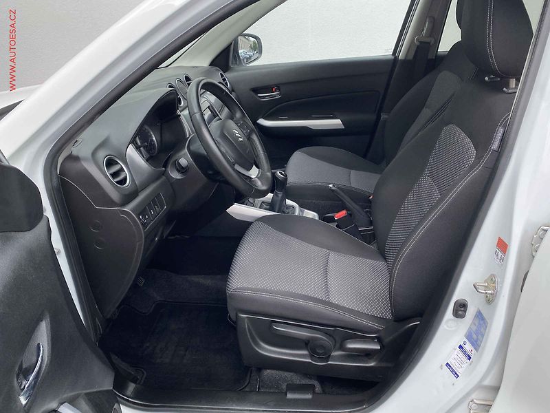 Suzuki Vitara (2018) 1.6 VVT, 2.maj,ČR, AC, temo - fotka 9 z 18