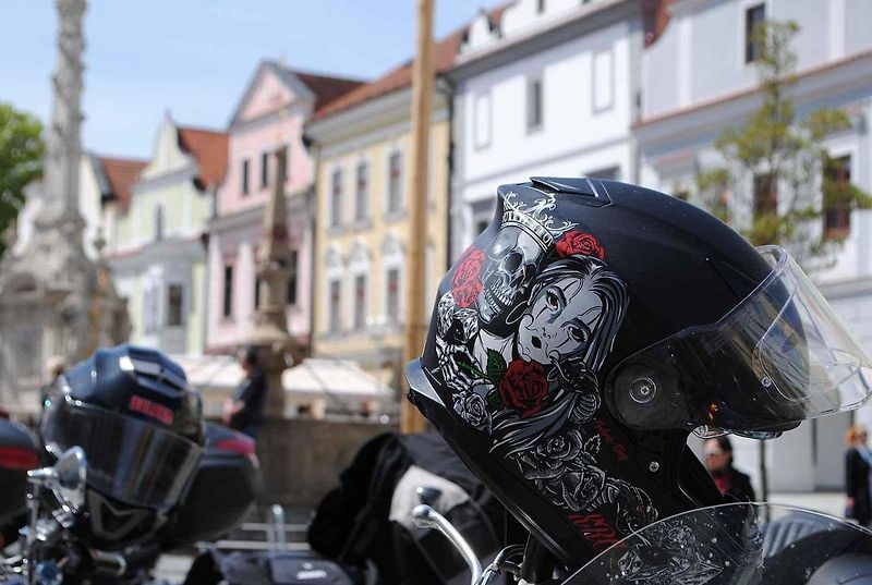 Třeboňské Masarykovo náměstí bylo motorkami doslova našlapané. Stovkám strojů požehnal tamní kaplan Jiří Kalaš.