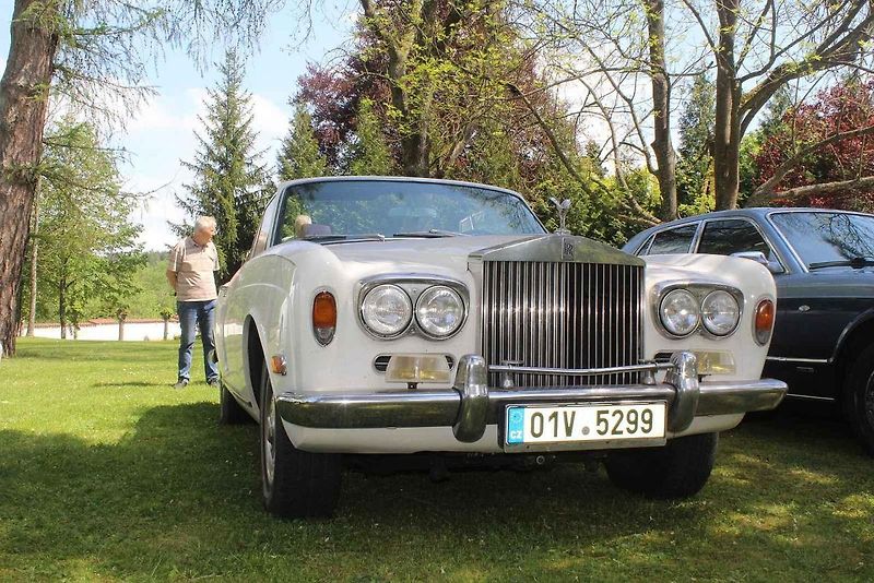 Luxusní vozy se v sobotu 4. května sjely na zámek do Lnář. Převládala auta značky Rolls-Royce.