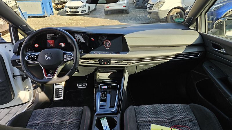 Volkswagen Golf (2024) GTI 2.0TSI 180kW DSG - fotka 16 z 34