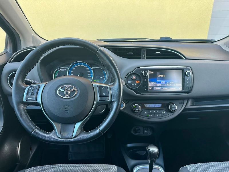 Toyota Yaris 1.5 Hybrid/Kamera/1MAJ/74kW - fotka 24 z 34