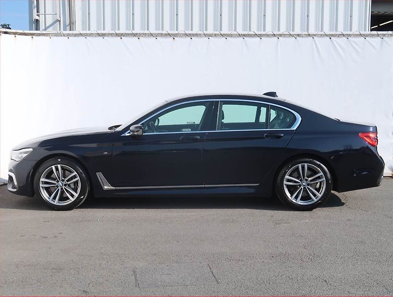 BMW Řada 7 (2019) M Paket 730 d xDrive, ČR - fotka 3 z 29
