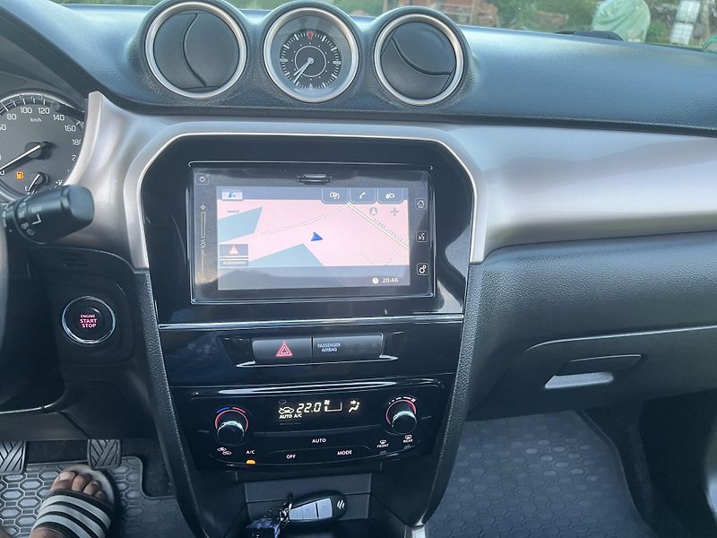 Suzuki Vitara 1,6 88KW,4x4,NAVI,PANORAMA - fotka 40 z 47