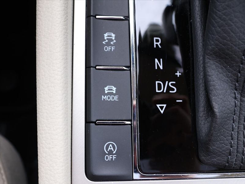 Škoda Superb 2.0 TDI 147kW DSG L&K DPH CZ - fotka 25 z 34
