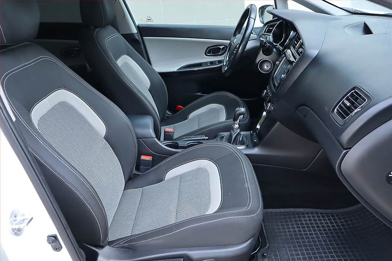 Kia Ceed (2017) Silver 1.6 GDI, Navi, Tempomat - fotka 9 z 23