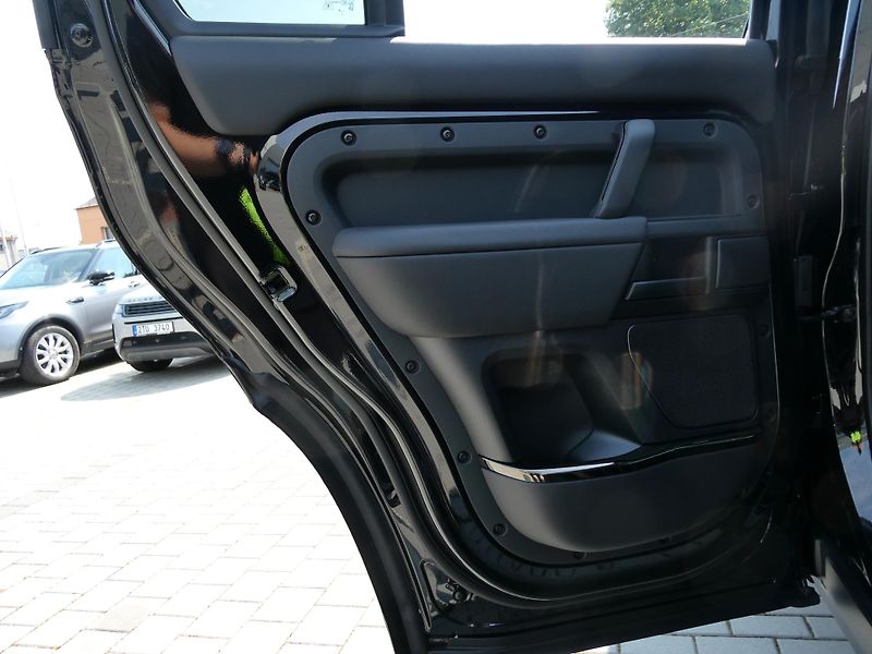 Land Rover Defender 110 4,4 OCTA P635 - fotka 16 z 44