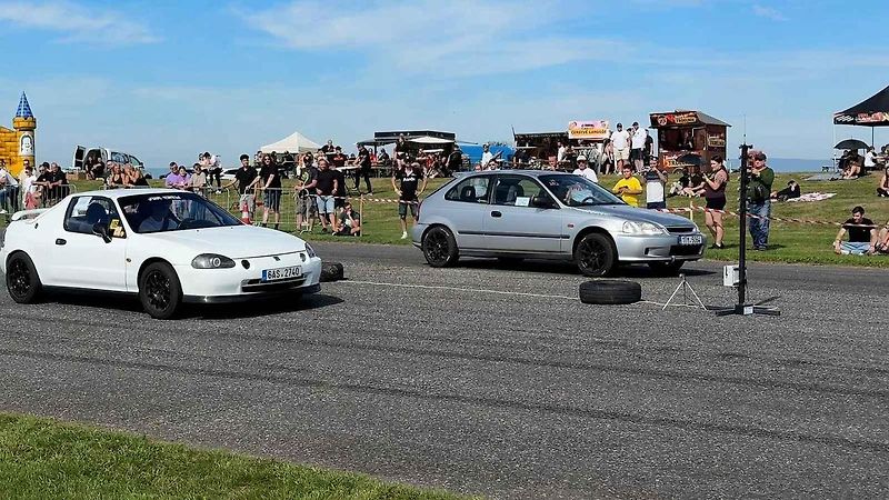 Tuning párty: motory silných upravených aut burácely na letišti v Krásně