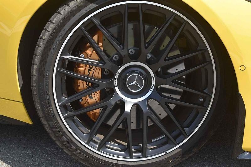 AMG SL je dnes poměrně univerzálním autem