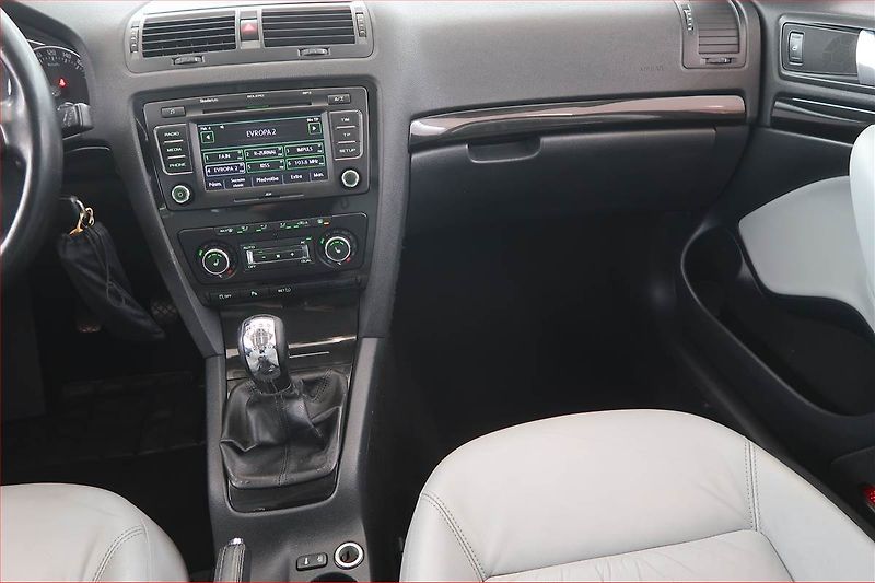 Škoda Octavia (2011) Laurin&Klement 2.0 TDI, Xenony - fotka 8 z 16