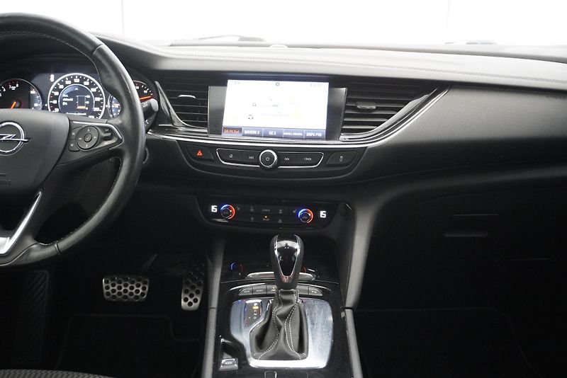 Opel Insignia 2,0T 154kW SPORTS TOURER 4X4 - fotka 25 z 32