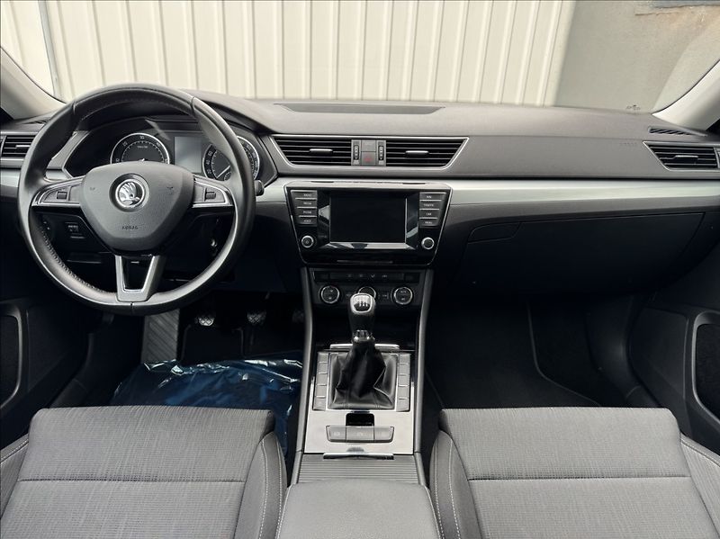 Škoda Superb 1,6 TDI Navi TZ park. kamera - fotka 27 z 50