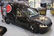 Vstupy vzduchu na boku signalizují, že motor není ani vzadu