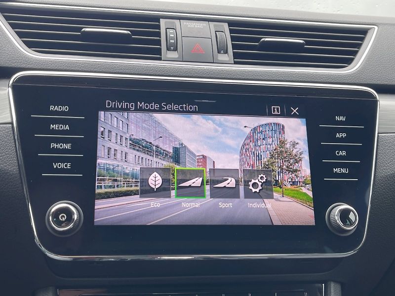 Škoda Superb (2022) 2.0 TDI 147kW DSG Style Plus c - fotka 17 z 35