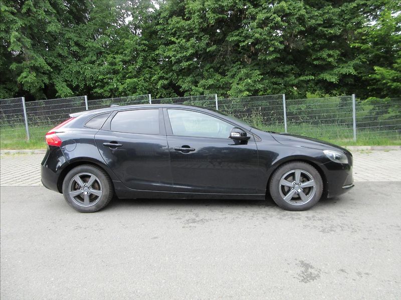 Volvo V40 1,6 D D2, 84Kw, Klima, park.sy - fotka 10 z 28