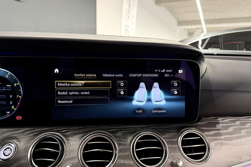 Mercedes-Benz Třídy E (2021) E 63s AMG 4Matic+ V8 Biturbo - fotka 75 z 124