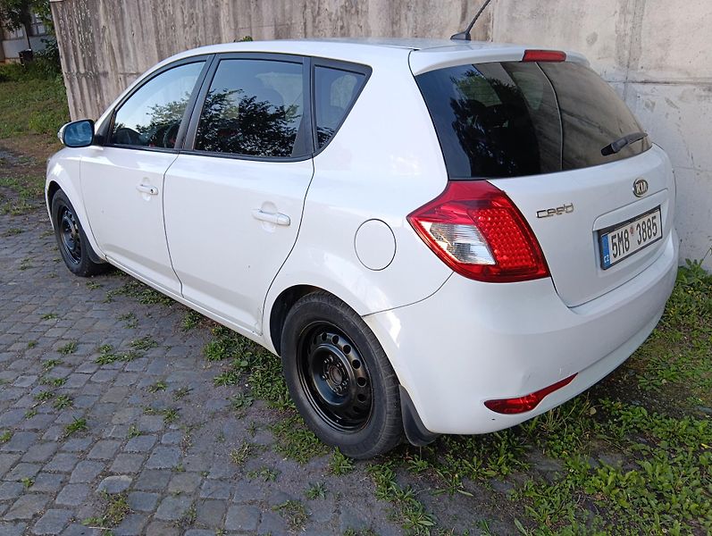 Kia Ceed (2010) 1.6D/85kW, automat, výhřev, AC - fotka 6 z 24