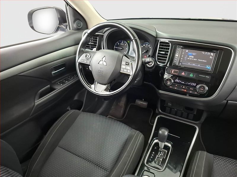 Mitsubishi Outlander (2017) 2.2 DI-D, 4X4, Automat - fotka 7 z 17