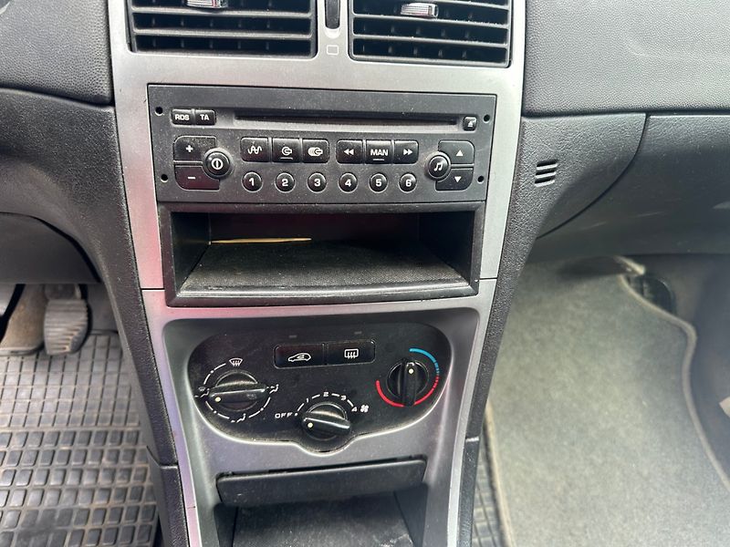 Peugeot 307 1.6i 80kw/2 sady pneu - fotka 16 z 17