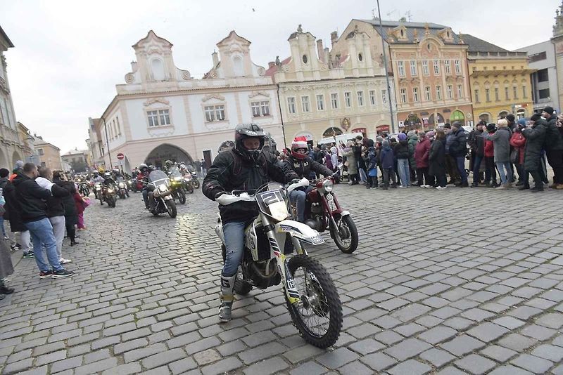 Štědrodenní motorkářská vyjížďka se srazem na Karlově náměstí v Kolíně.