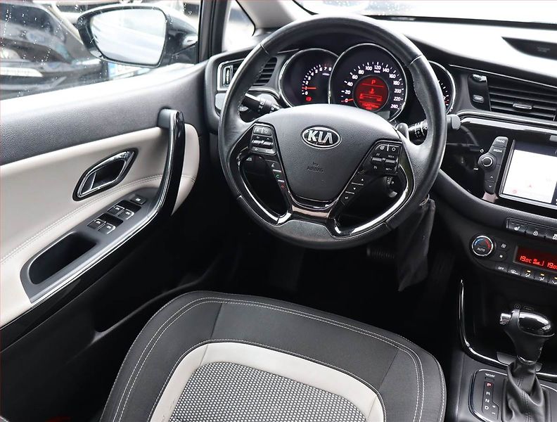 Kia Ceed (2017) 1.6 GDI, Automat, Navi - fotka 7 z 17
