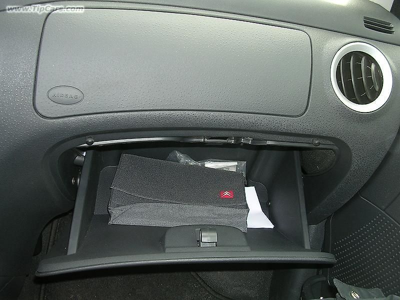 Motor ukrývající se za přední maskou má síly víc než dost.