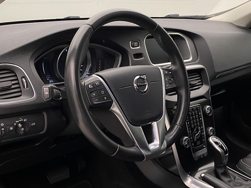 Volvo V40 T2 MOMENTUM AUT  - fotka 18 z 39
