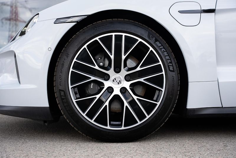 Porsche Taycan - fotka 10 z 30