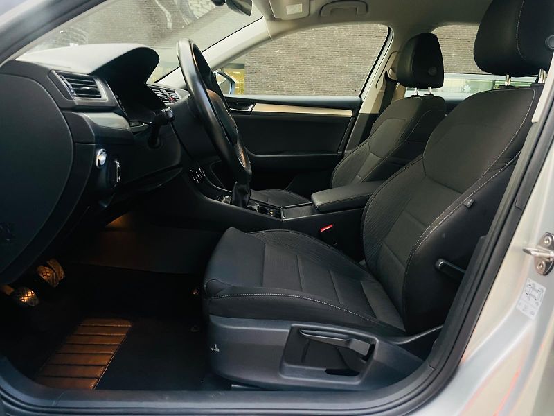 Škoda Superb 1.4TSI 4x4 MANUÁL VÝHŘEV TAŽNÉ - fotka 27 z 45