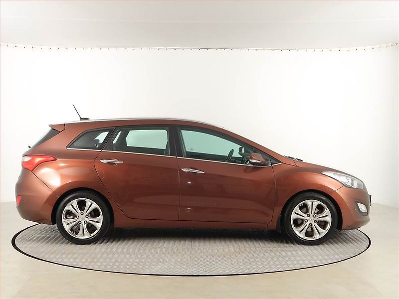 Hyundai i30 (2013) 1.6 CRDi, Serv.kniha, Navi - fotka 6 z 17