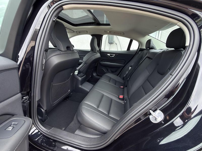 Volvo S60 T8 AWD ULTIMATE DARK // 335 kW - fotka 12 z 39