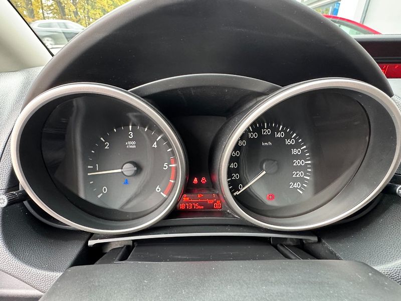 Mazda 5 (2012) 1.6 MZR-CD, 7míst - fotka 18 z 36