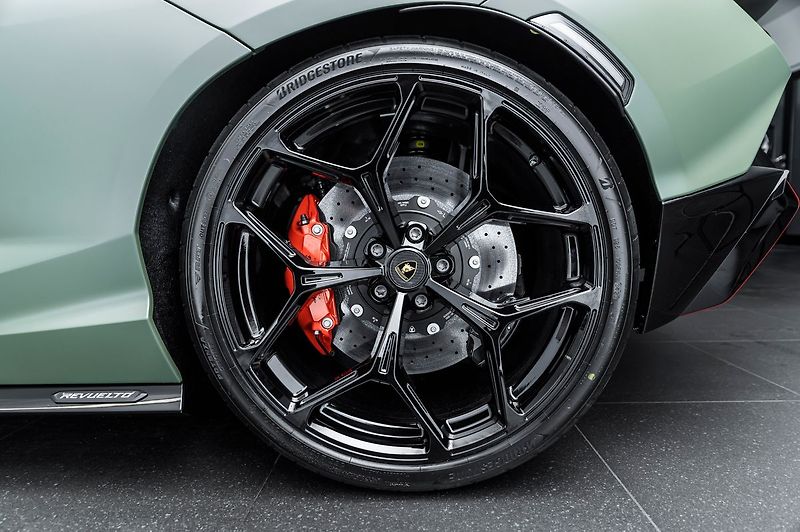 Lamborghini Revuelto - fotka 9 z 27