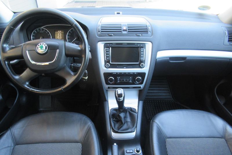 Škoda Octavia 1.6 TDI AUT. KLIMA NAVI TAŽNÉ - fotka 9 z 30