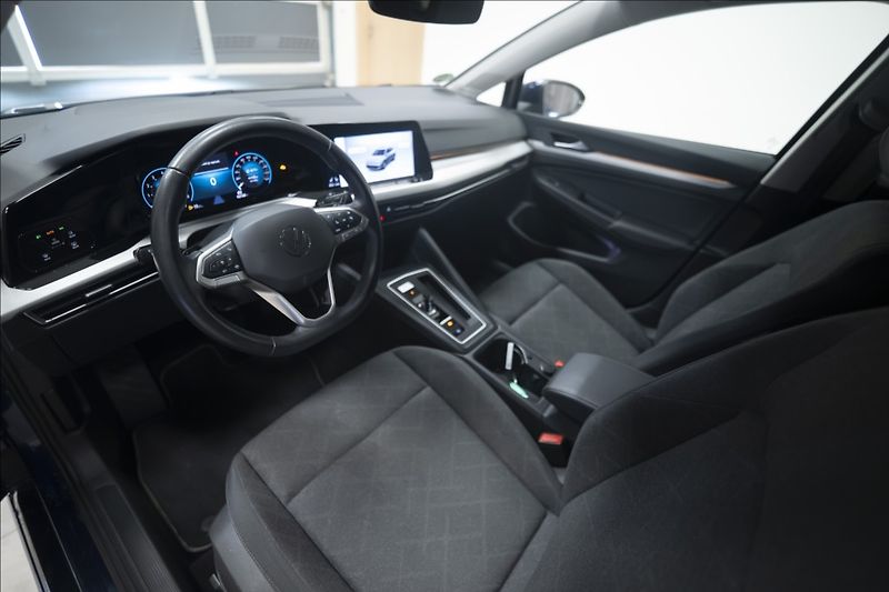 Volkswagen Golf 1,5 eTSI DSG KAMERA VÝHŘEV ČR - fotka 19 z 44