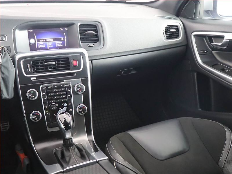 Volvo V60 (2018) R-Design D4 2.0, Automat, Kůže - fotka 7 z 19