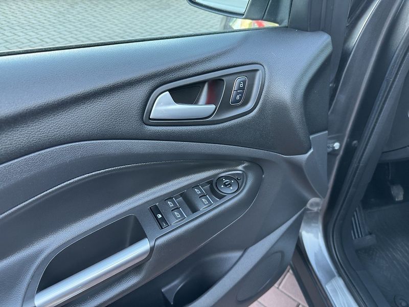 Ford Kuga (2017) 2.0TDCi AWD Xenony Kamera - fotka 25 z 49