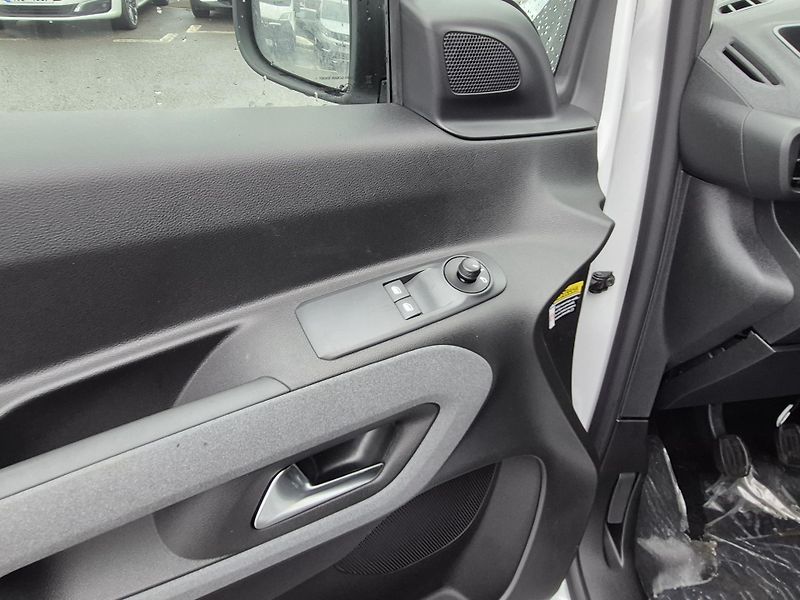 Peugeot Rifter (2026) ALLURE BlueHDi 100 S&S MAN6 N1 - fotka 13 z 22