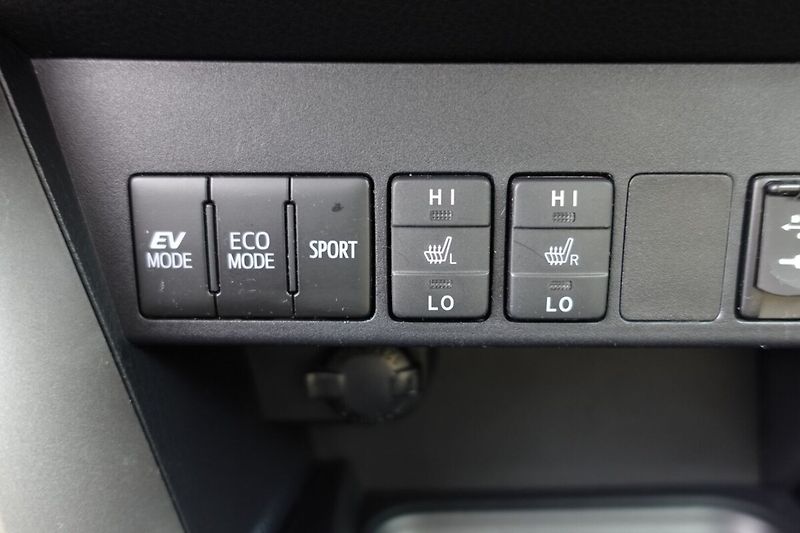 Toyota RAV4 2.5HSD -i E-CVT AWD Selection - fotka 21 z 33