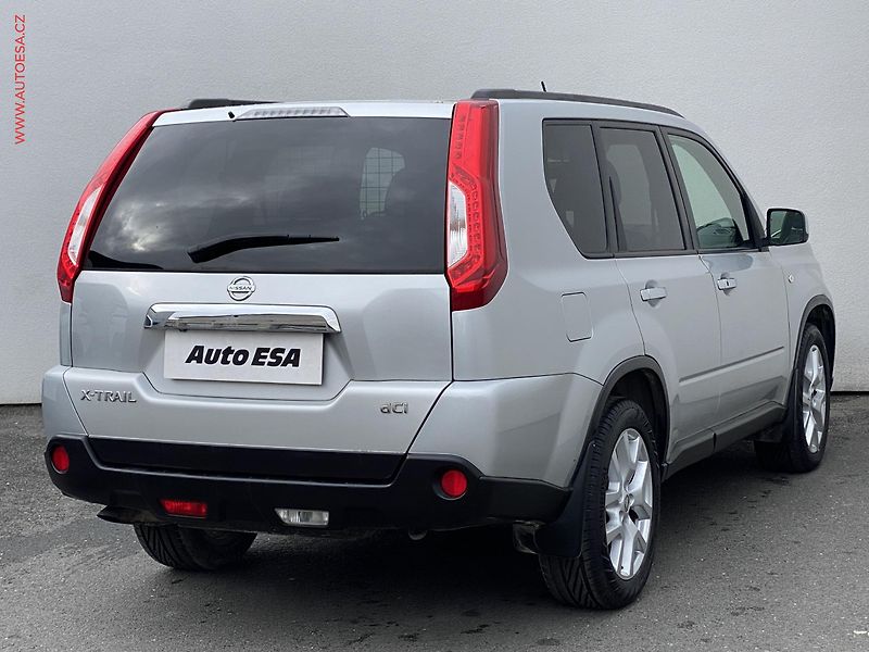 Nissan X-Trail (2011) 2.0 dCi 4x4, AT, xenon - fotka 4 z 17