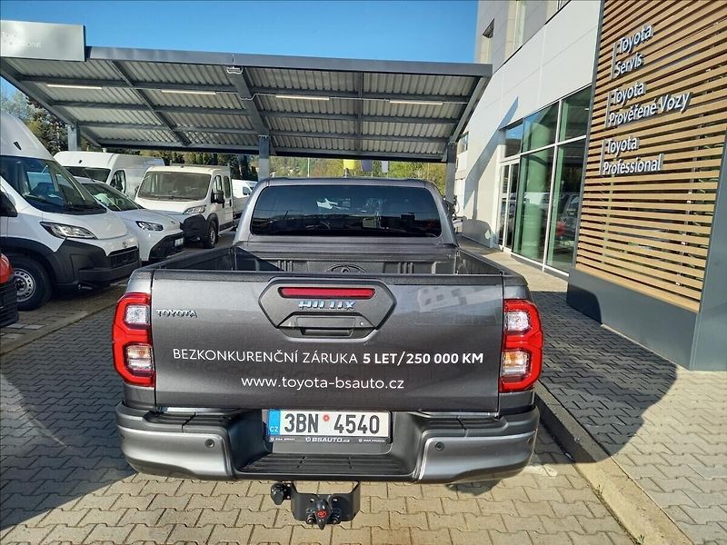 Toyota Hilux 2,8 Invincible  Double Cab - fotka 5 z 13