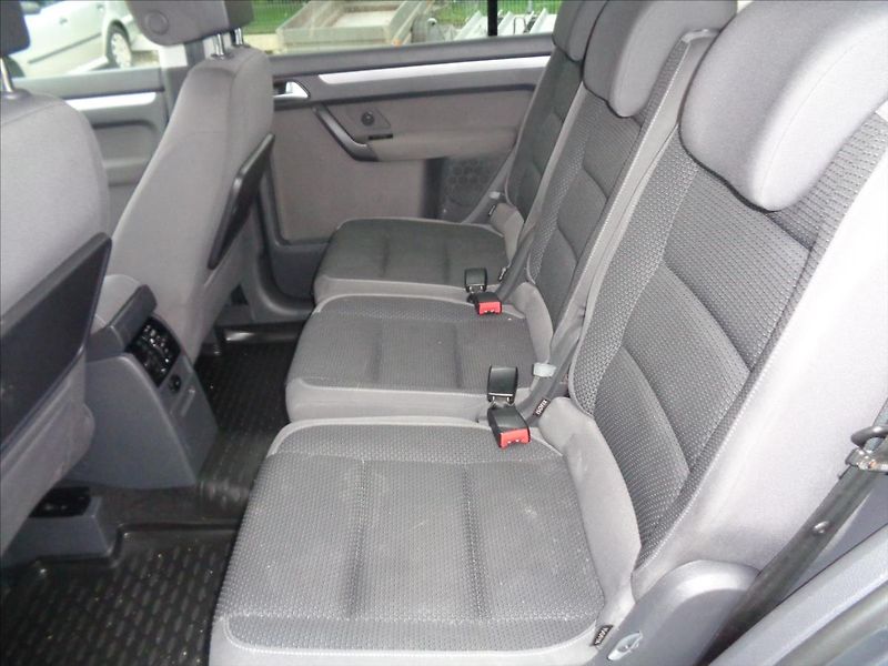 Volkswagen Touran 1,4 - fotka 14 z 19